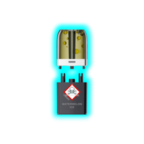 Nahaufnahme eines transparenten Pods mit gelblicher Flüssigkeit und eines schwarzen Containers mit Totenkopfsymbol 