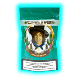 Ausschnitt: Das detailreiche Cowboy-Porträt der Afghan Skunk Verpackung vor Kakteen, kombiniert mit dem ‚Wild Wild Weed‘ Logo.