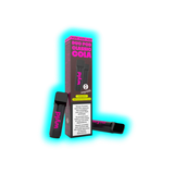 Zwei schwarze E-Zigaretten mit pinker Aufschrift 'wyld' neben einer Verpackung mit der Aufschrift 'DUO POD CLASSIC COLA' und Warnhinweisen in mehreren Sprachen