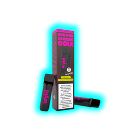 Zwei schwarze E-Zigaretten mit pinker Aufschrift 'wyld' neben einer Verpackung mit der Aufschrift 'DUO POD CLASSIC COLA' und Warnhinweisen in mehreren Sprachen
