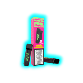 Zwei schwarze E-Zigaretten mit grünem Schriftzug "wyld" neben einer pinken Verpackung mit der Aufschrift "DUO POD PINK LEMONADE"
