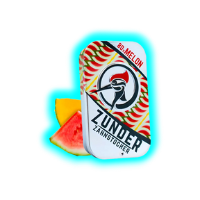 Rechteckige Metalldose mit Aufdruck eines Spechts und der Aufschrift 'ZUNDER ZAHNSTOCHER 80x MELON' neben einem Stück Wassermelone